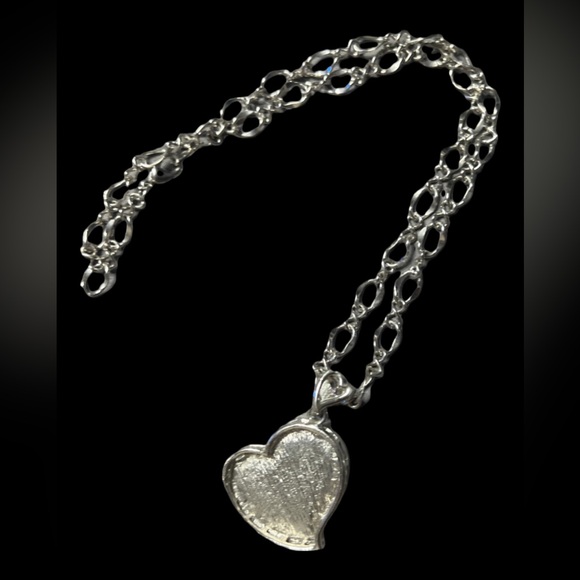 🔥🔥BEAUTY Chanel pendant ONLY stumped in the front 🔥🔥w dust bag - Picture 5 of 8